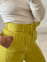 Carica l&#39;immagine nel visualizzatore della galleria Pantaloni slim con cintura
