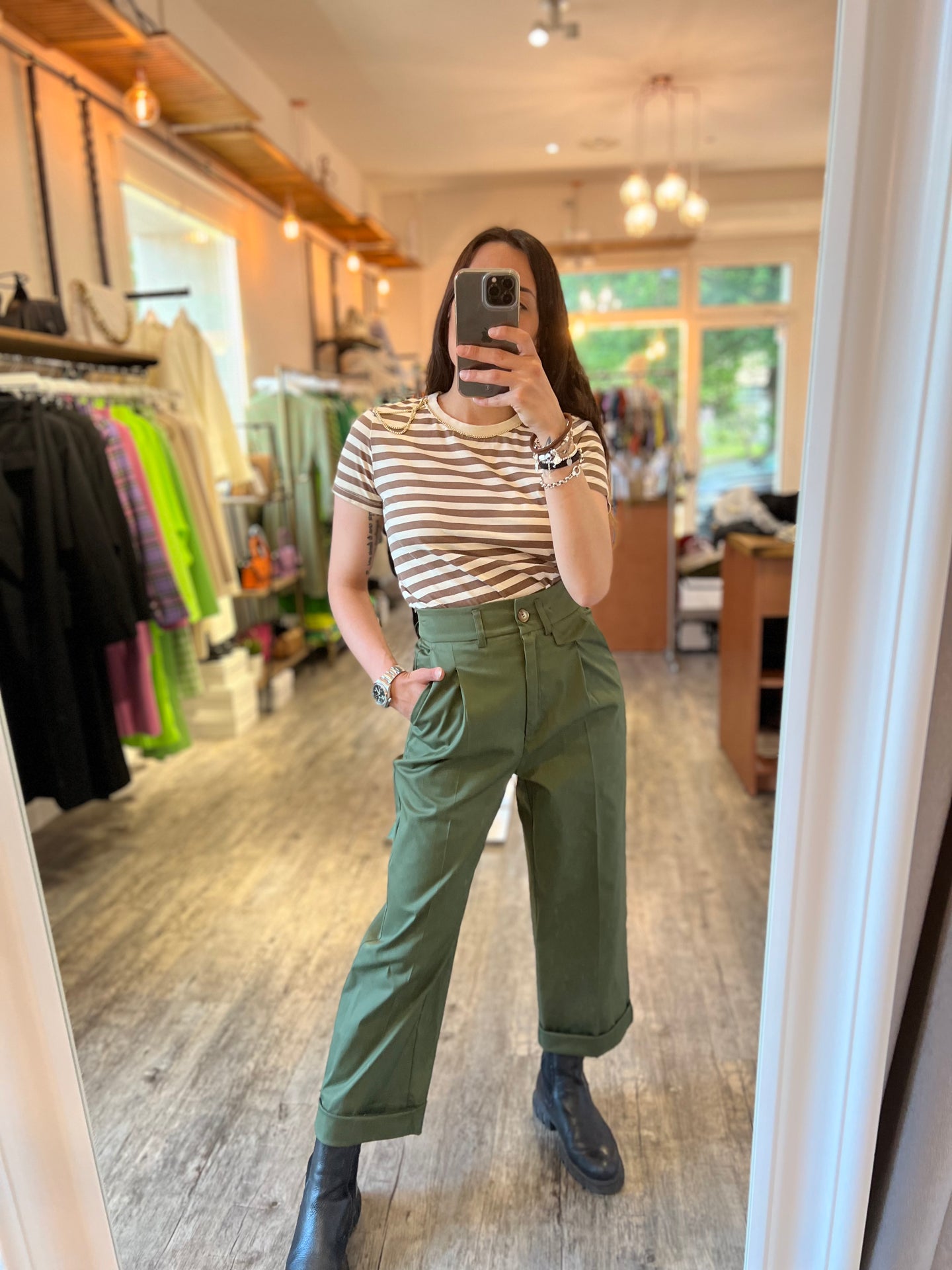 Pantaloni con risvolto verde